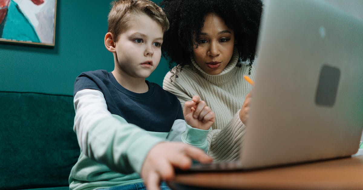 découvrez l'importance de l'implication parentale dans l'éducation des enfants. apprenez comment le soutien et la participation des parents peuvent renforcer le développement académique et social des jeunes.