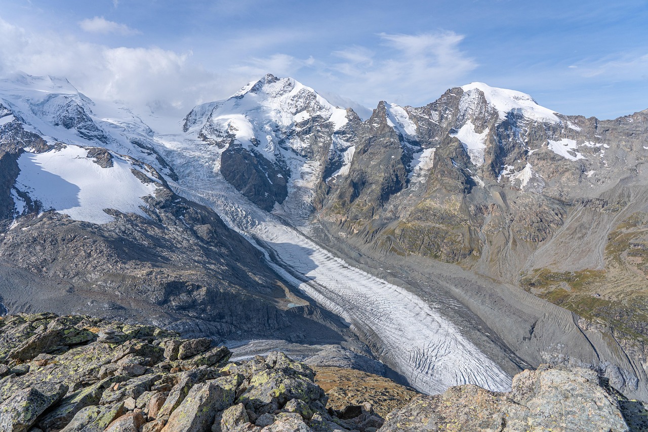 découvrez les glaciers : formations majestueuses de glace éternelle, leur impact sur l'environnement et leur évolution face au changement climatique.